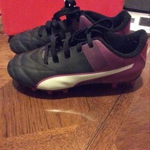 PUMA GIRLS SIZE 2 FUSCHIA BLACK AND WHITE SOCCER C